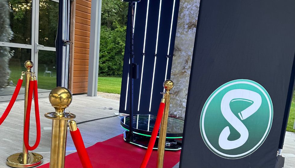 Un 360 Vidéo Booth installé dans une salle spacieuse et bien éclairée.